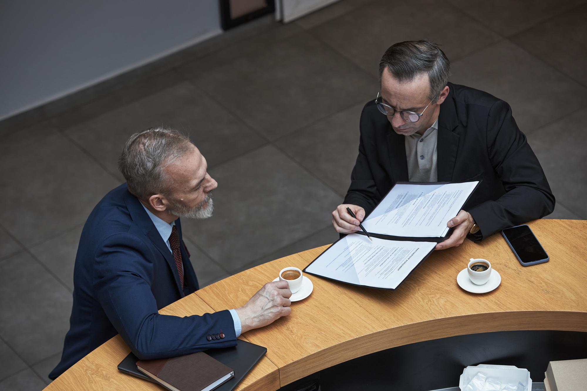 consultant și client revizuind contract